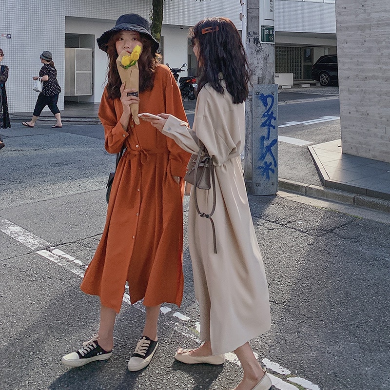 長袖のワンピースを着て女装春秋を秋の初秋の冷淡をもらわポロ腰の長いスカート