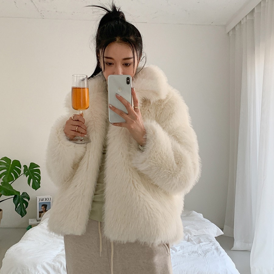人工毛皮のコートの女性の冬白豪華なトップショート 2024 新しい女性の毛皮の服
