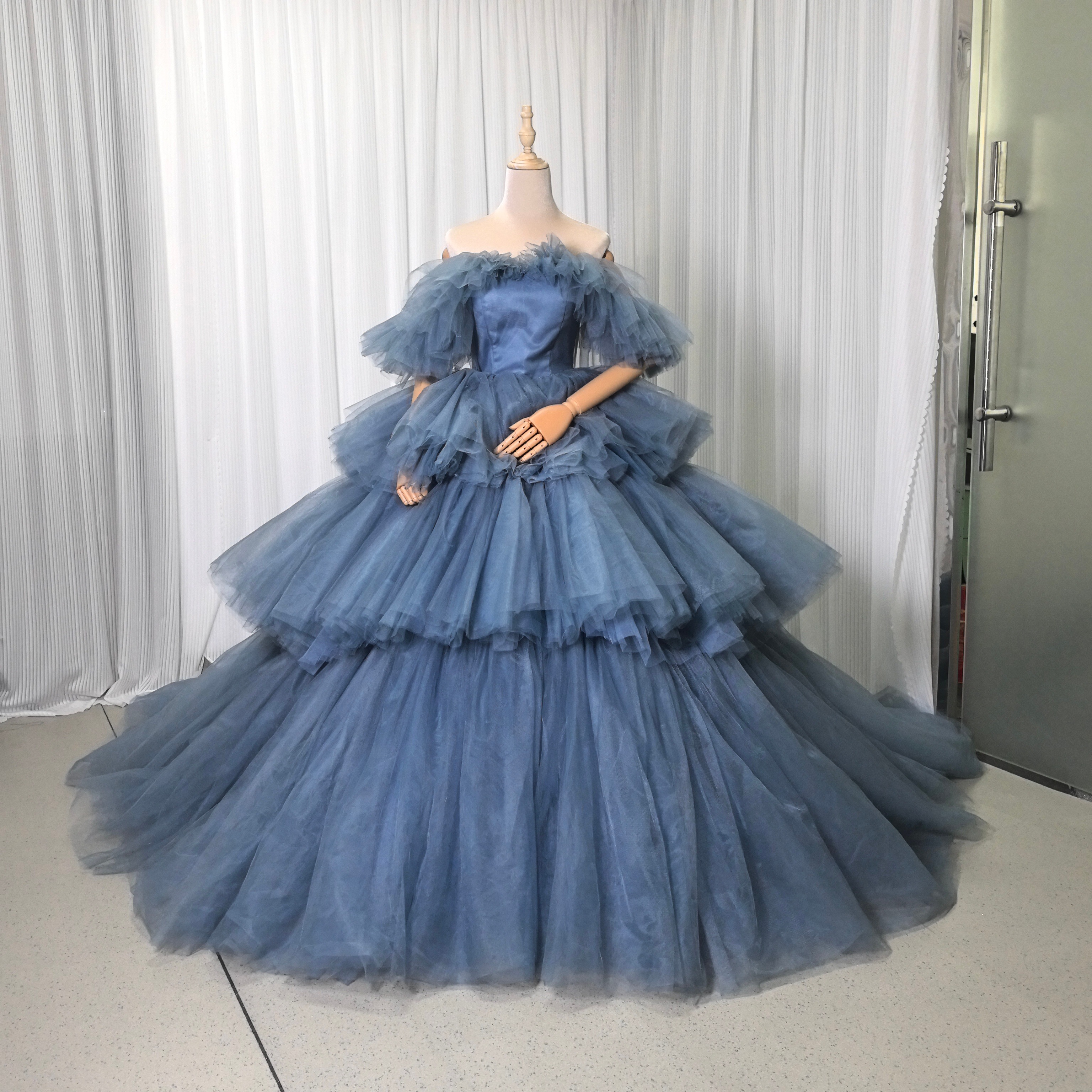 ウエディングドレス ブルーグレー オフショルダー 編み上げ 花嫁 柔らかく重ねたチュールスカート 華やかなトレーン フレアスカート