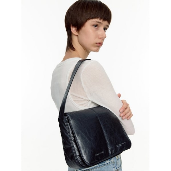 【FILL IN THE BLANK】ピローフラップバッグ ダークネイビー Qoo10 FILLINTHEBLANK フィルインザブランク (フィルイ スクエ