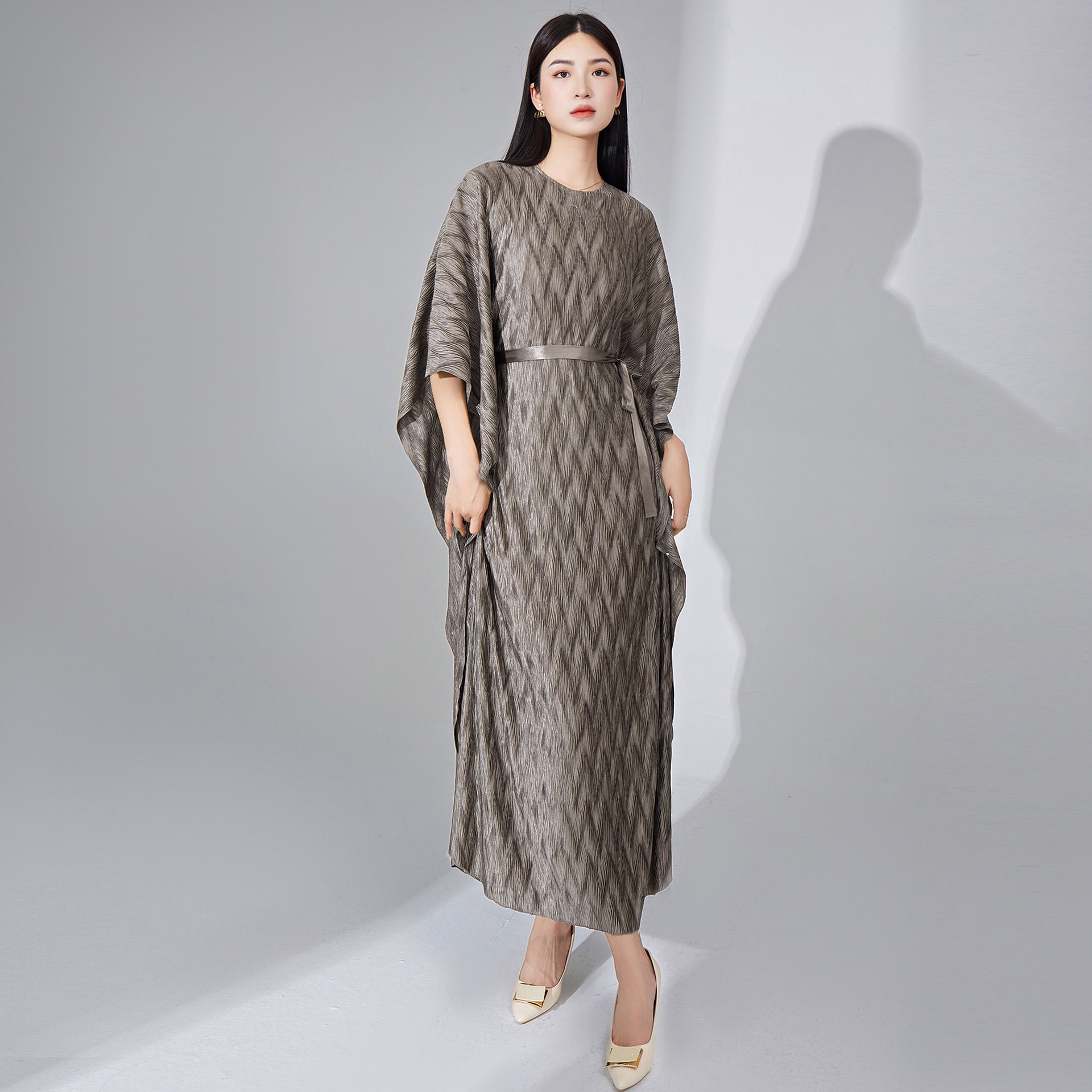 しわのワンピースの婦人服の不規則なゆったりとしたストラップはやせています