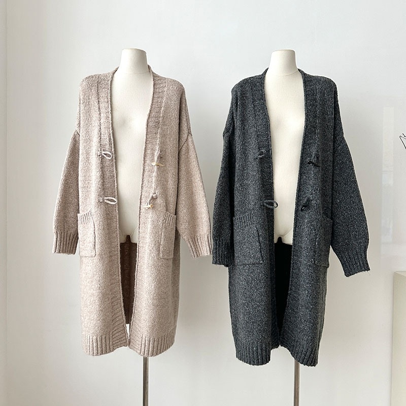 怠惰な風の柔らかいモチモチと帽子のニットカーディガンの女性の秋の服装の気質の牛角ボタンのセーターのコートの優しい長袖の上着の潮