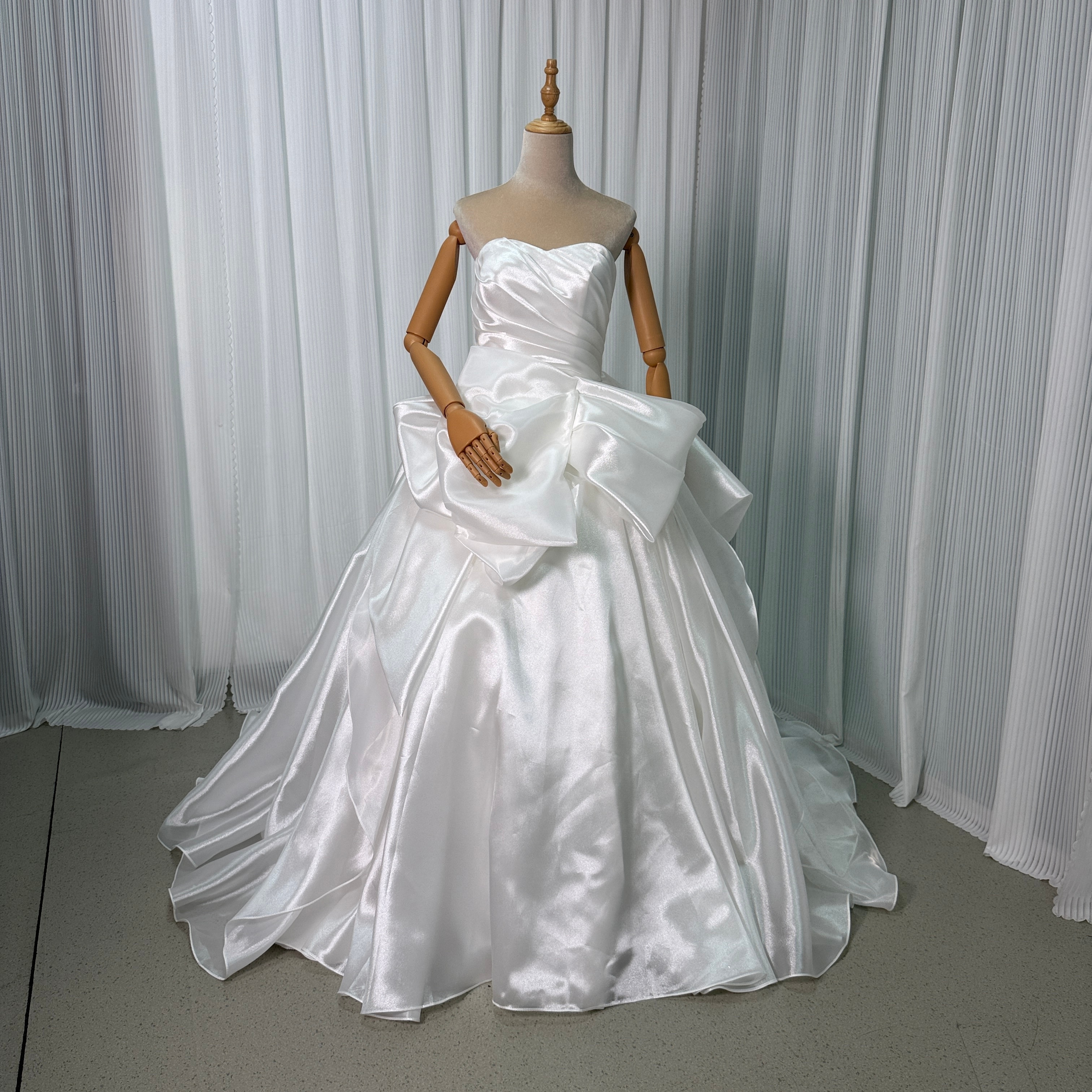 ウエディングドレス ベアトップ ラッフルフリル 高級イタリアサテン 光沢感 編み上げ 結婚式