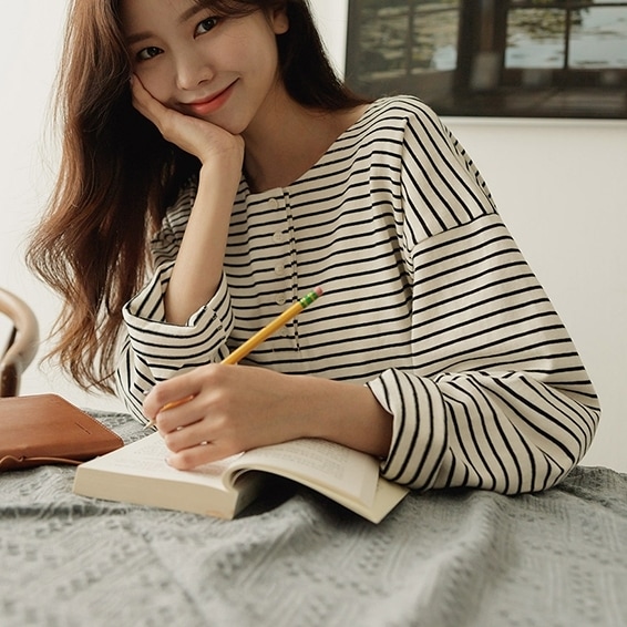 トップス カットソー Tシャツ 長袖 ラウンドネック ハーフボタン プルオーバー ミディアム丈 可愛い かわいい 大人可愛い きれいめ シンプル 上品 レトロ おしゃれ かっこいい カジュアル