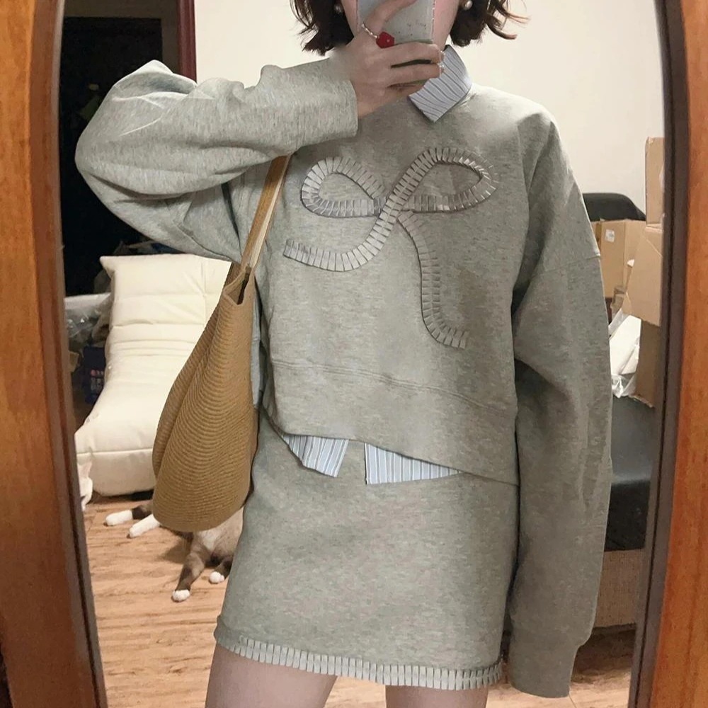 ハイエンドのカスタマイズ-初秋には若々しくエネルギッシュで年齢を感じさせないグレーのスウェットシャツとヒップをカバーするスカートのツーピース スーツを合わせて韓国スタイルのコーディネートを完璧に合