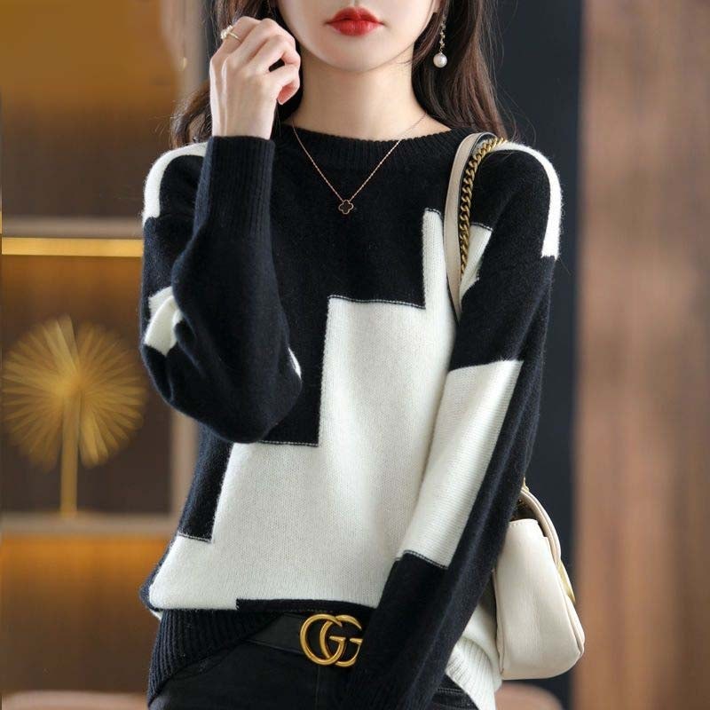 女性丸首ゆったりとした大きめのニットセーター シャツの外に厚着をする のウールのセーター