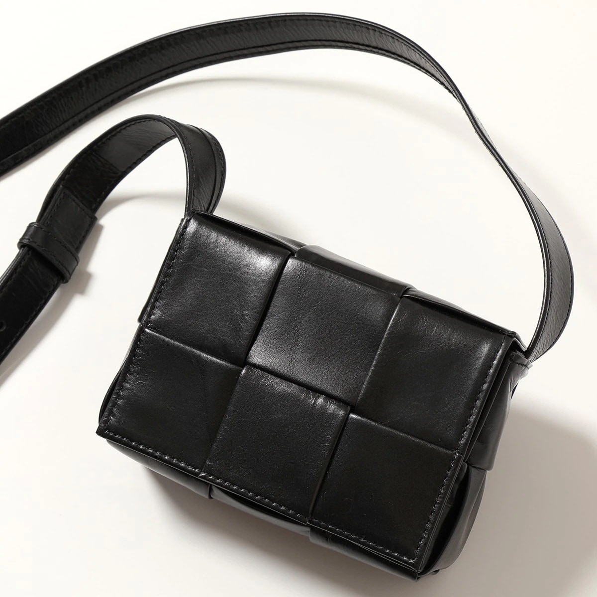 BOTTEGA VENETA ボッテガヴェネタ ショルダーバッグ 667048 VCQ72 メンズ カセット レザー マキシイントレチャート 鞄 8803 667048VCQ728803