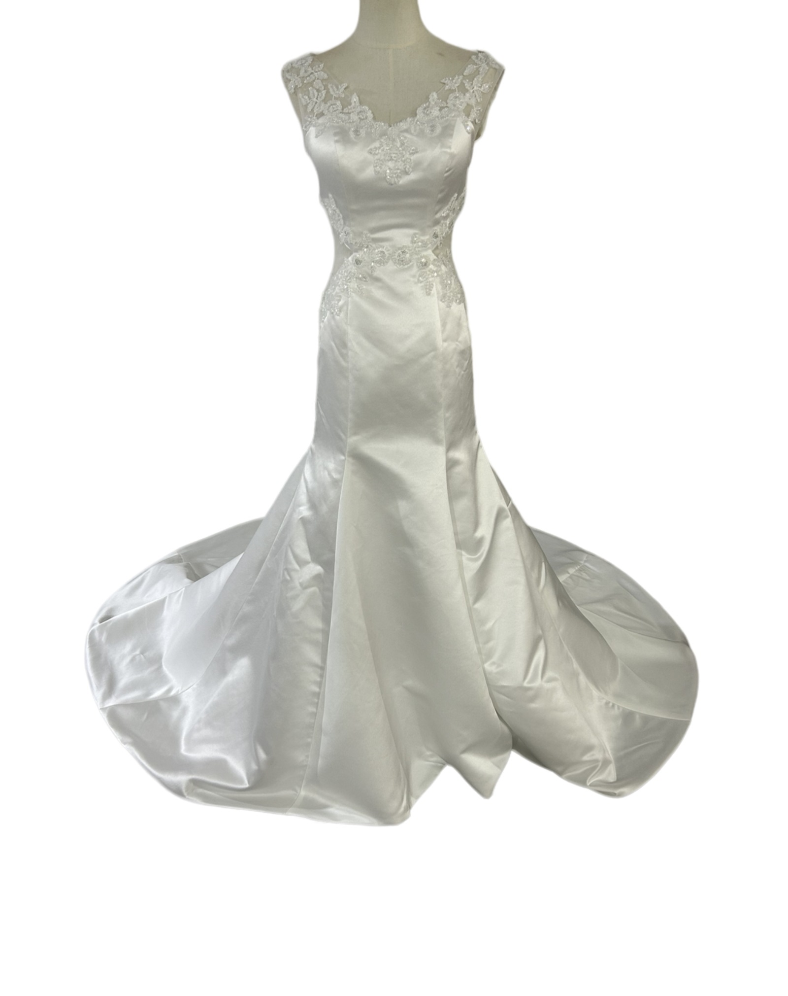 素敵なウエディングドレス 光沢あるサテン生地 マーメイドライン 結婚式 披露宴 二次会 ステージ