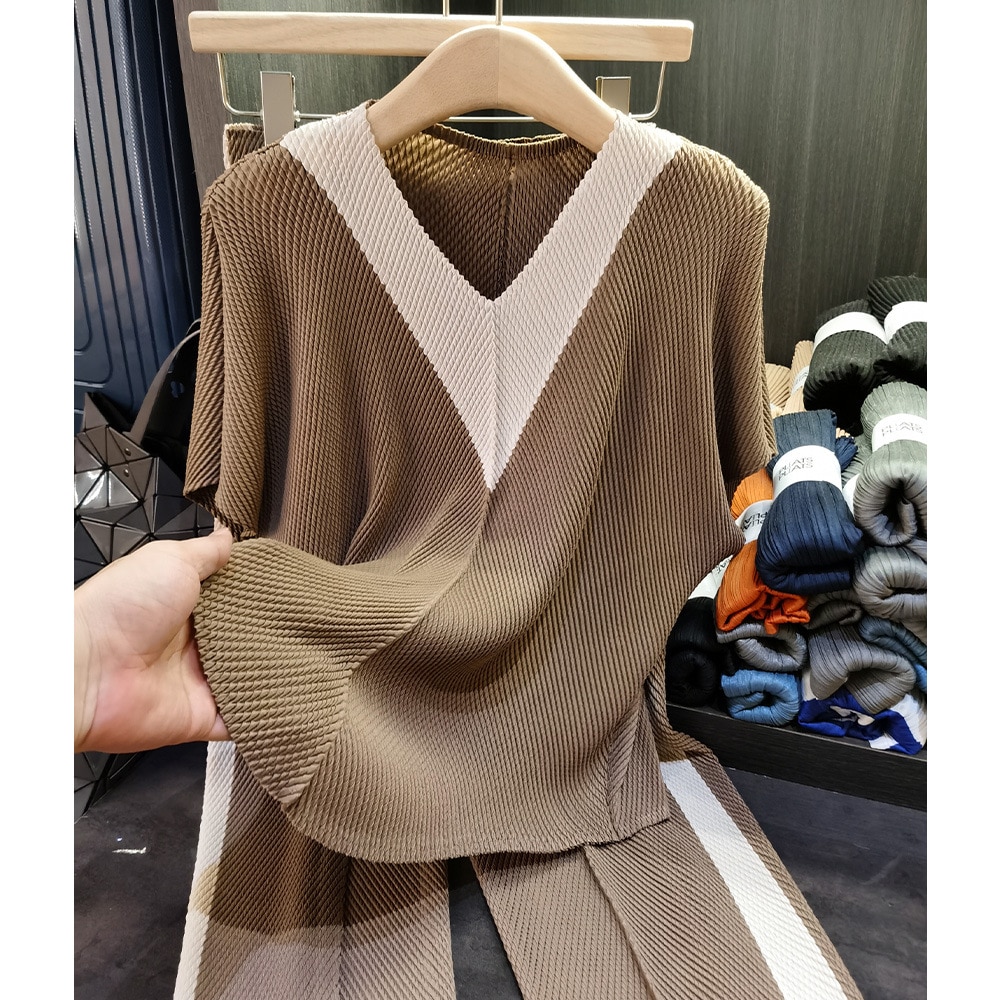 Vネックにぶつかった竜鱗しわ上着ストレートパンツ2点セットファッションスーツ夏