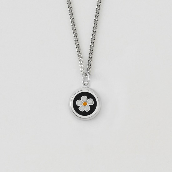 [NONENON] オンユ着用のシンプルなコーディネートにポイント！ BLOOM CIRCLE NEC