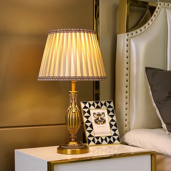 擬古 どう 銅 ちょうこく 彫刻 おうふう 欧風 スタンド べいこく 米国 しき 式 の かるい 軽い ぜいたく 贅沢 な おうせつ 応接 かん 間 しんしつ 寝室 のベッドサイドのランプスマートな