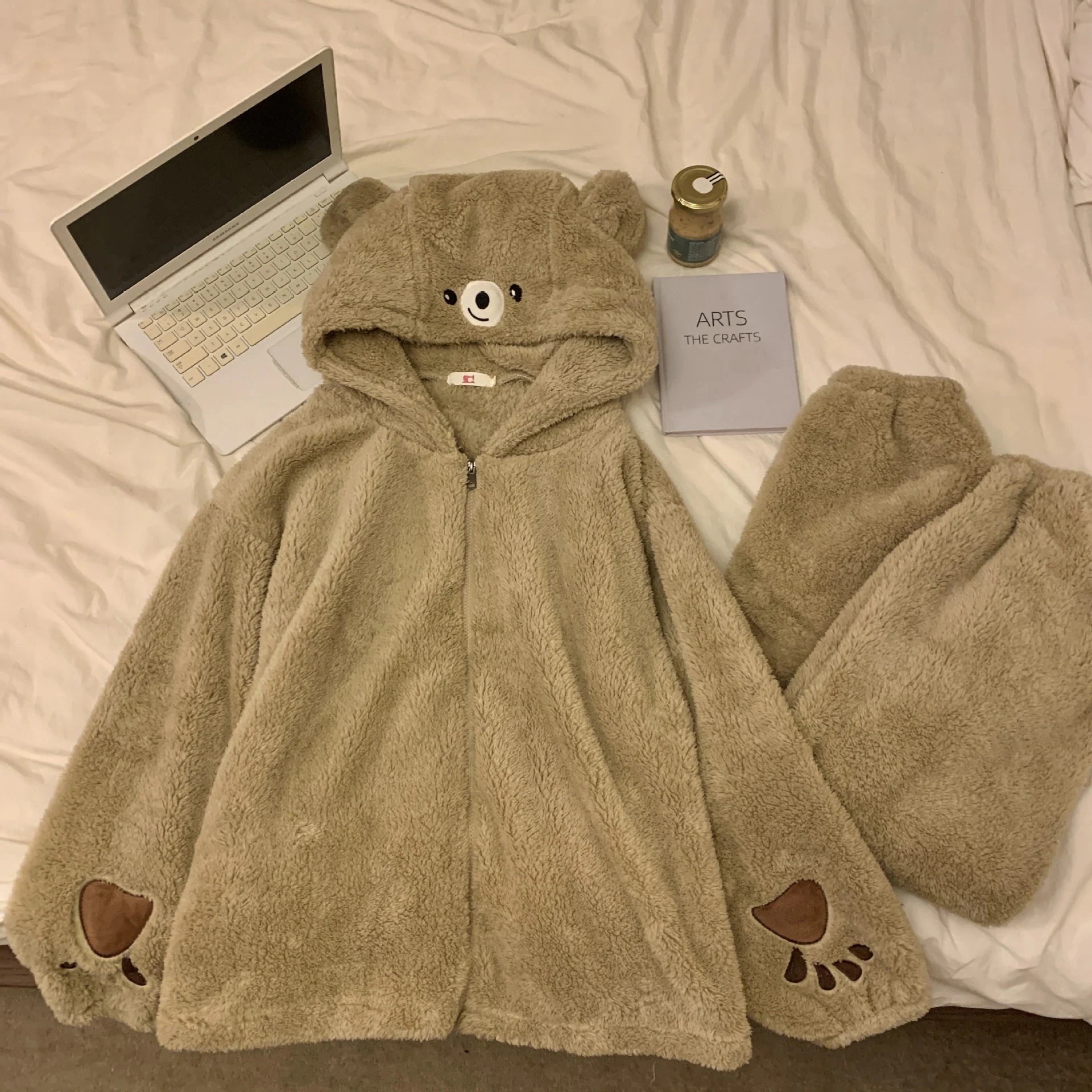 Insサンゴのベルベットの寝衣の女性の冬の帽子の保温