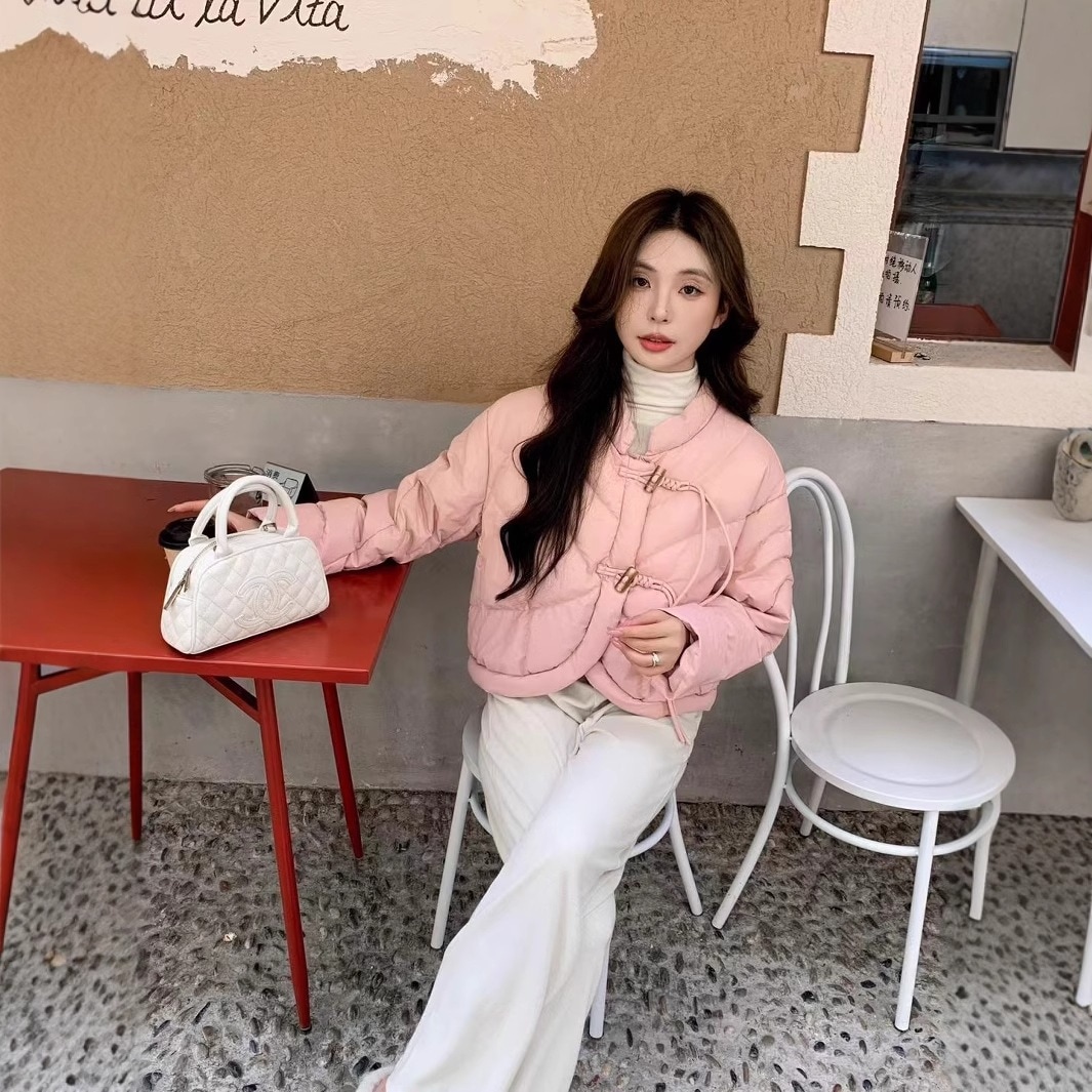 新しい中国風ホワイトダックダウンジャケット女性のための 2024 新しい pu レザー小人肥厚ファッショナブルなスタイルのパンジャケット