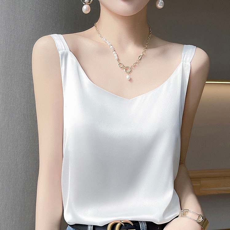 レディース トップス キャミソール ノースリーブ Vネック サテン かわいい 大人可愛い きれいめ シンプル 上品 おしゃれ こなれ感 エレガント フォーマル 抜け感 ラグジュアリー クラシカル