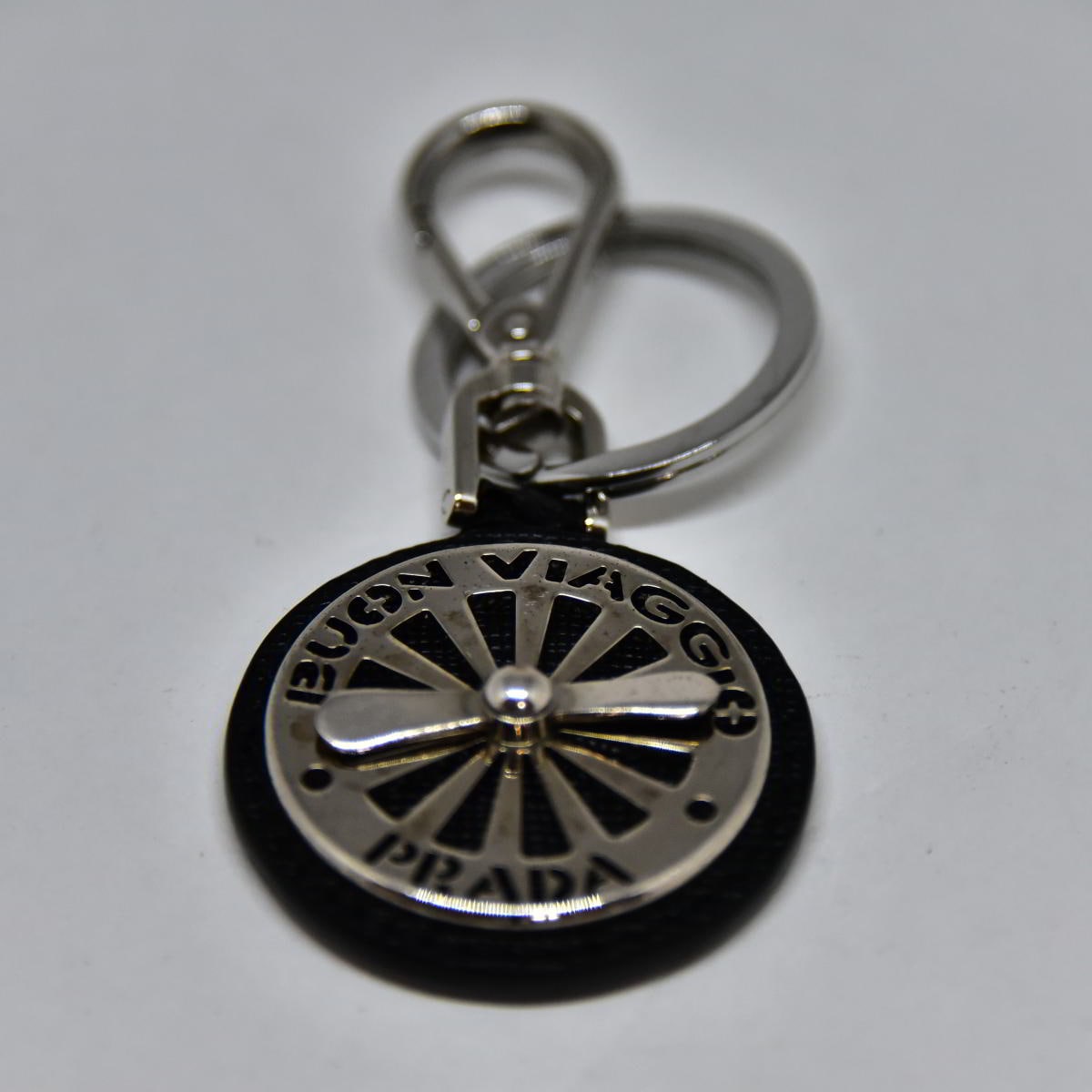 美品 鑑定済 チャーム キーリング サフィアーノ GPx革 ブラックxシルバー K491-2