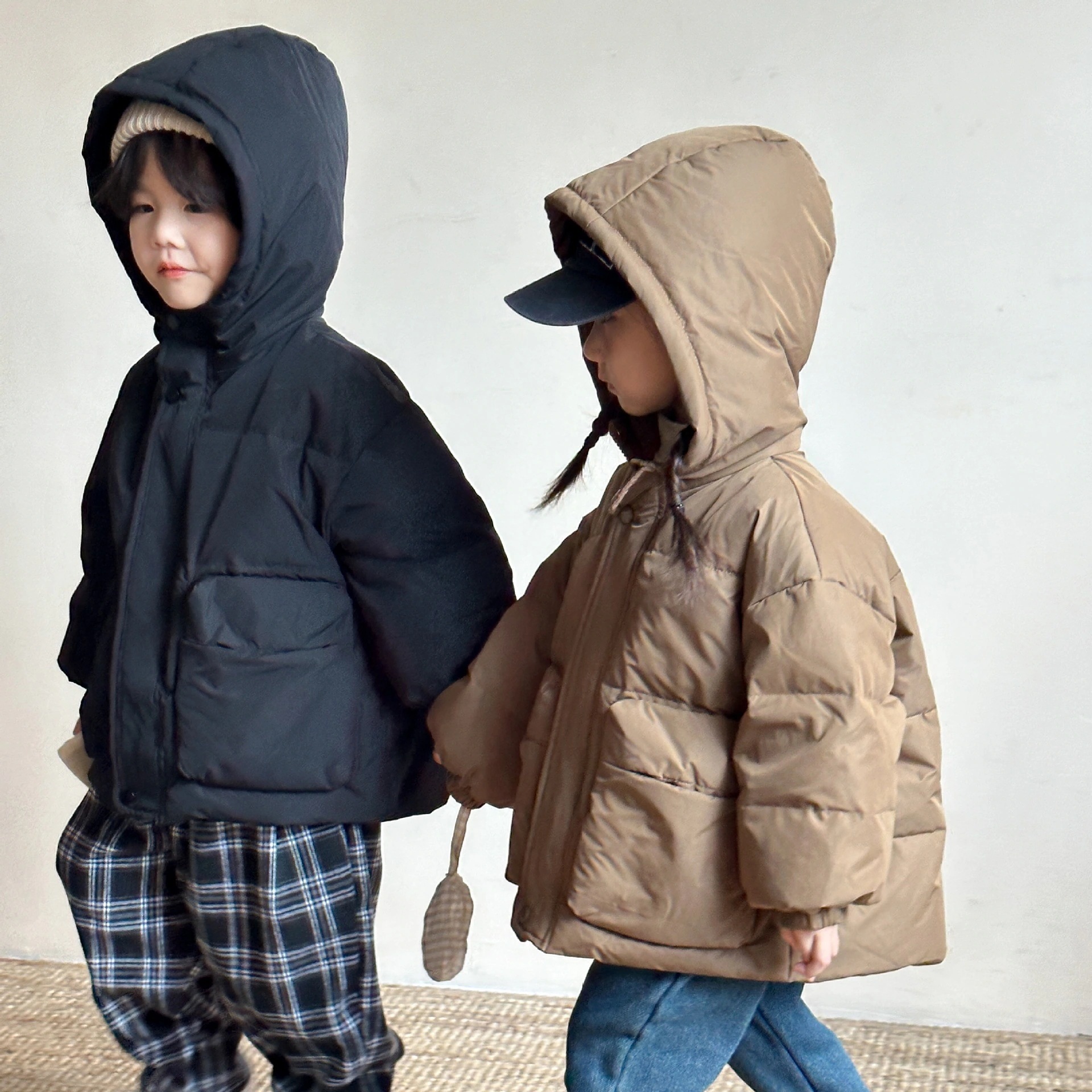 子供用ダウンジャケット冬の男児用厚手キャップ保温女児用パン2025新型冬服赤ちゃん用ショート丈