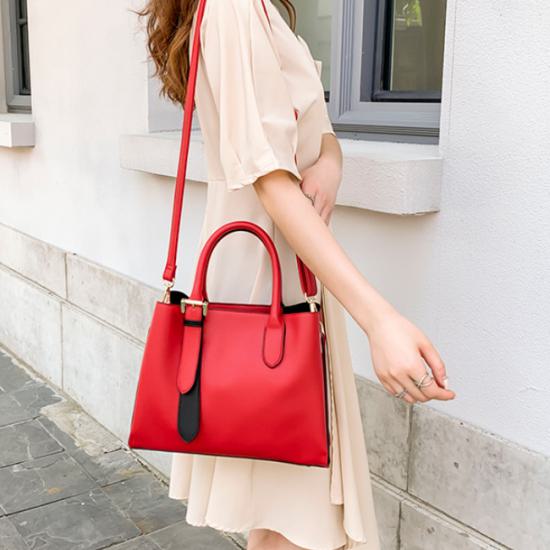 ショルダーバッグ レディース 斜め掛け 2way 大人 大きめ ハンドバッグ 本革 エレガント シンプル 大人可愛い キレイめ 無地 牛革 高級感 ジッパー ショッピング 大容量 お出かけ デート マ