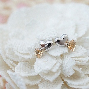 キュートなハートが２つ！　キュービックジルコニアのハートとホワイトゴールドのハートのピアス１０金ホワイトゴールド