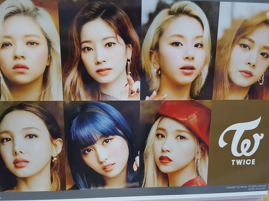 TWICE トゥワイス 5X7 in DESK CALENDAR 2022 2023 [並行輸入]