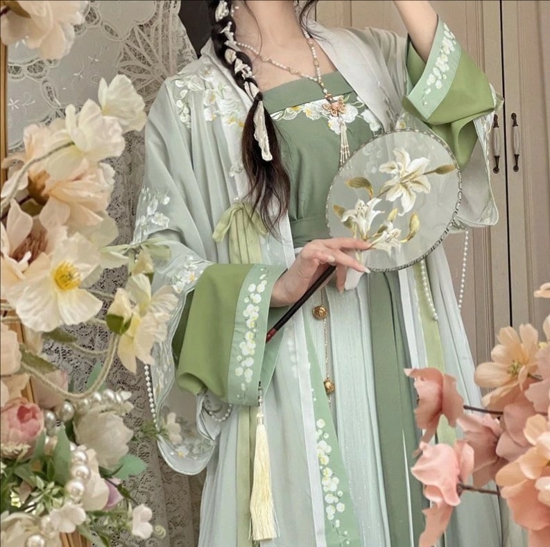 中華服 漢服 華流衣装 中華古代服 チャイナ服 中華 チャイナ 花柄刺繍柄 唐装 古典美人服 舞台衣装 ステージ衣装 チャイナドレス イベント 音楽会 仮装 コスチューム 写真撮影 華やか 裾幅大き