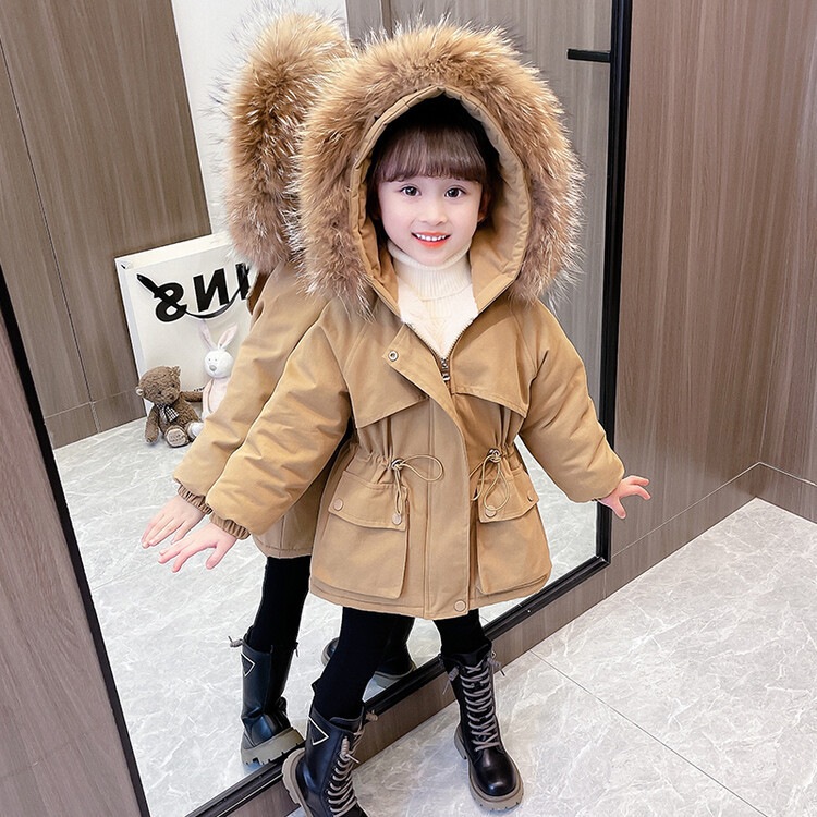 女の子のベルベットの厚みのあるジャケット 2024 秋冬の新しいスタイルの子供用のファッショナブルなジャケット大きな毛皮の襟とウエストの冬コート
