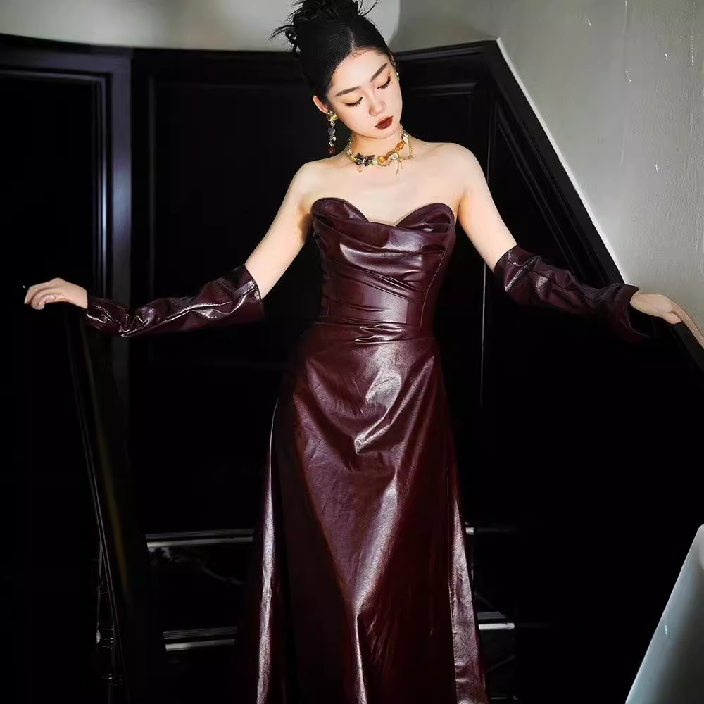 新しい中国風のモーニングドレス2025年花嫁ワインレッドのトーストドレスセクシーなストラップレスのチューブトップレザースカートのイブニングドレス 5,505円