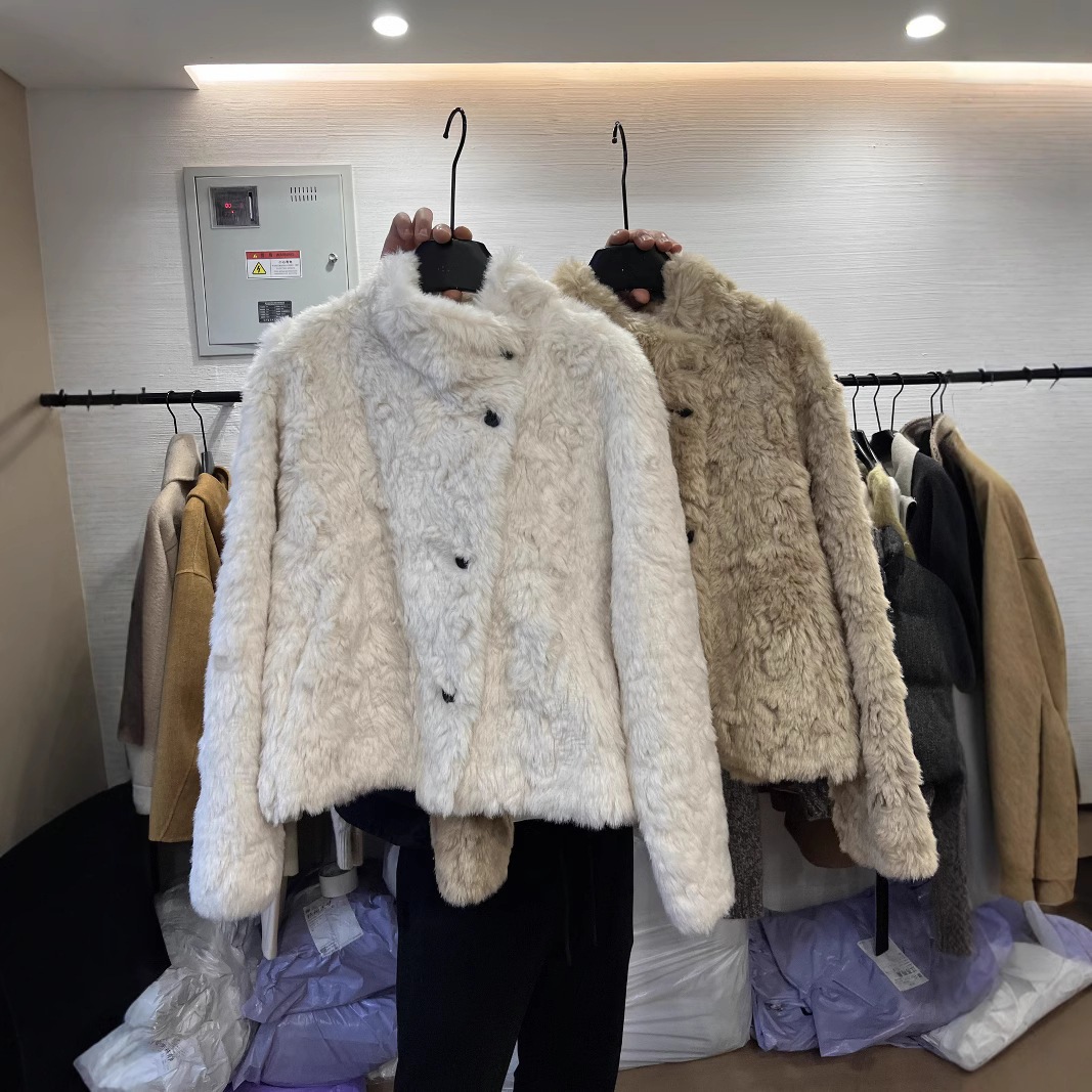 秋と冬の新しい韓国スタイルのラムの毛皮のコート毛皮のワンピースの女性の冬のスタンドアップカラー肥厚暖かい雰囲気の綿のコート在庫あり