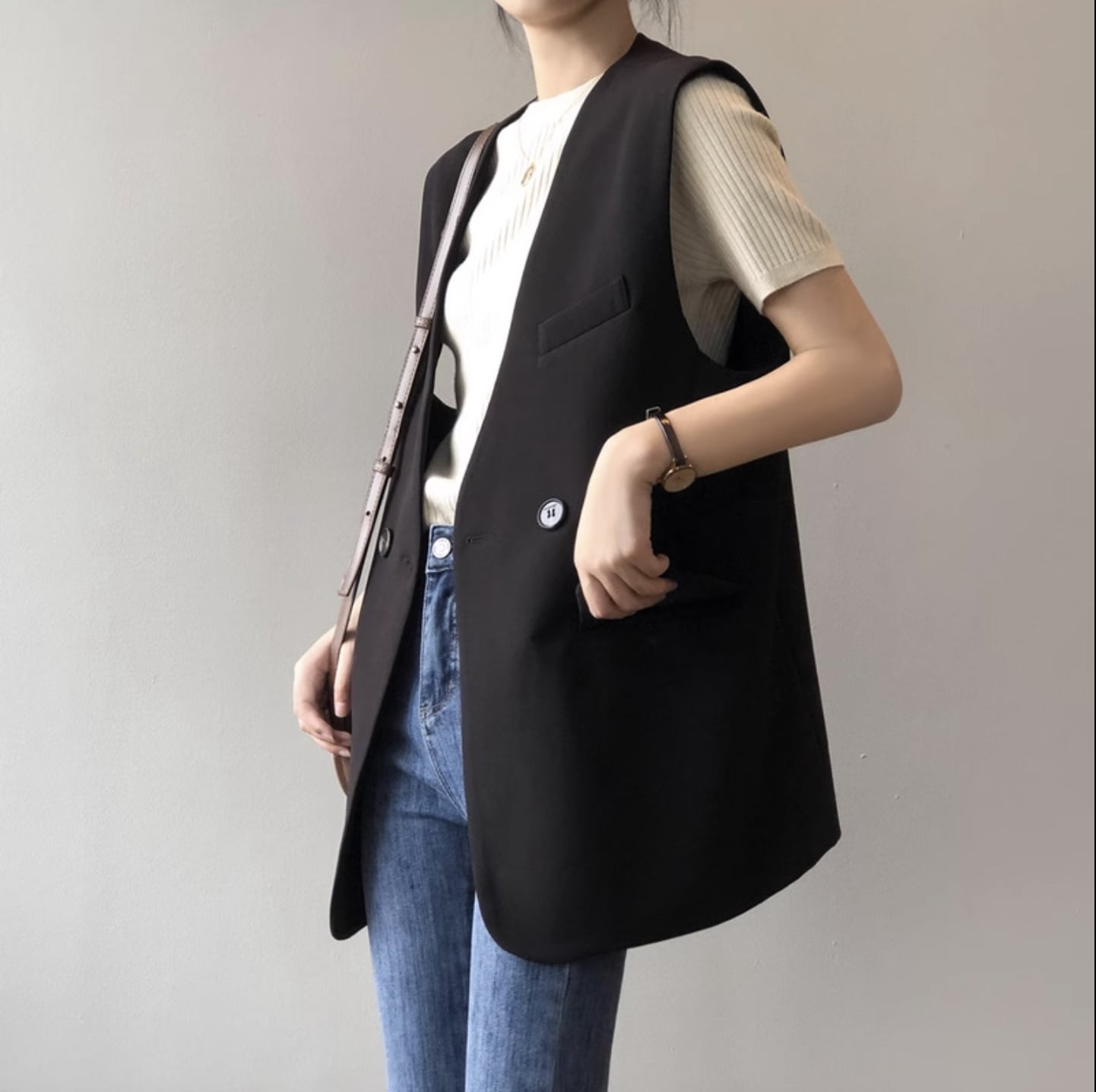 ベスト ジレ レディース トップス 羽織 前開き ミドル丈 袖なし ノースリーブ Vネック ノーカラー ポケット ボタン かわいい 大人可愛い きれいめ シンプル カジュアル 上品 おしゃれ
