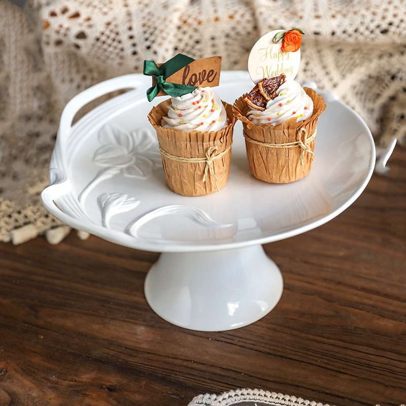 ヨーロッパスタイルのレトロリリーフ高フットケーキトレイアフタヌーンティースナックトレイデザートトレイデザートテーブルオーナメントクリエイティブフラワートレイ