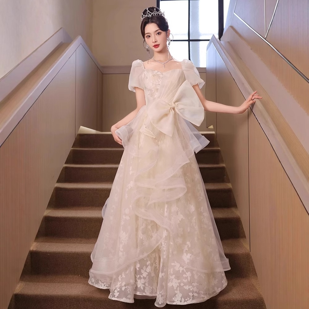 ドレスと宴会の女性の気質ハイエンド美しいアート試験のホストの成人式