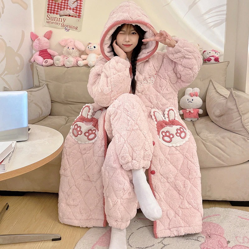 秋冬の新しいベルベットは女子サンゴのパジャマを厚くして綿を挟んでかわいい寝衣セットの家庭服を着ている