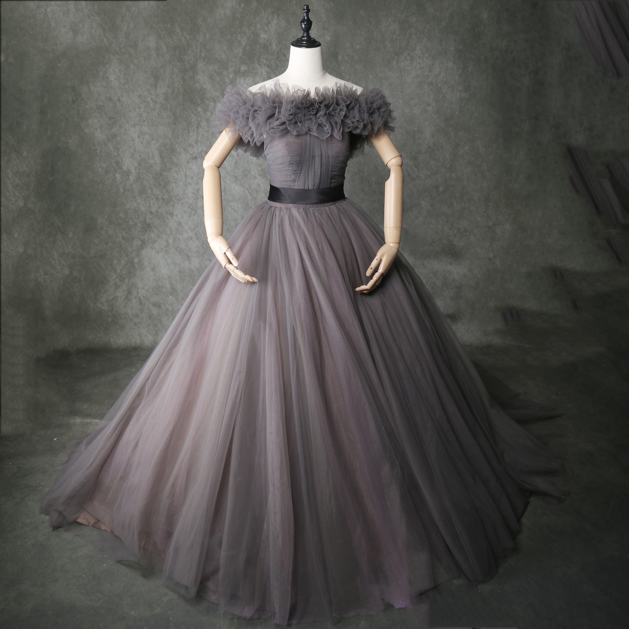 ウェディングドレス ブラウンです ベアトップ サッシュベルト 取り外しオフショルダー 結婚式