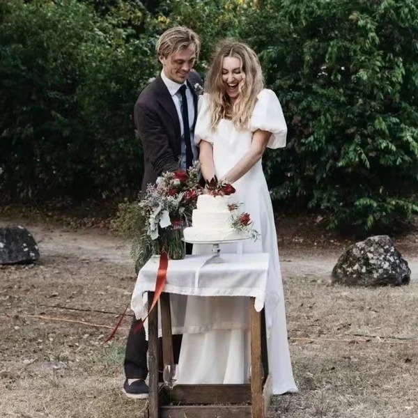 泡袖の軽いウェディングドレス春の新しい優雅な花嫁が旅行に出かけてウェディングドレスを撮る