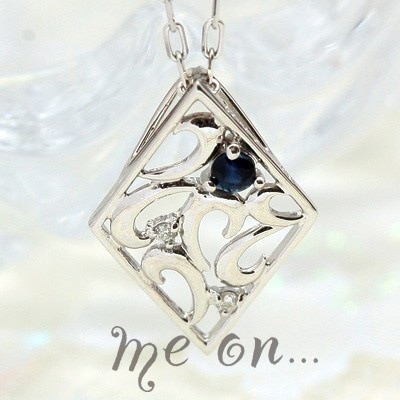 me on... K10ホワイトゴールドダイヤモチーフアラベスク文様サファイア＆天然ダイヤモンドネックレス