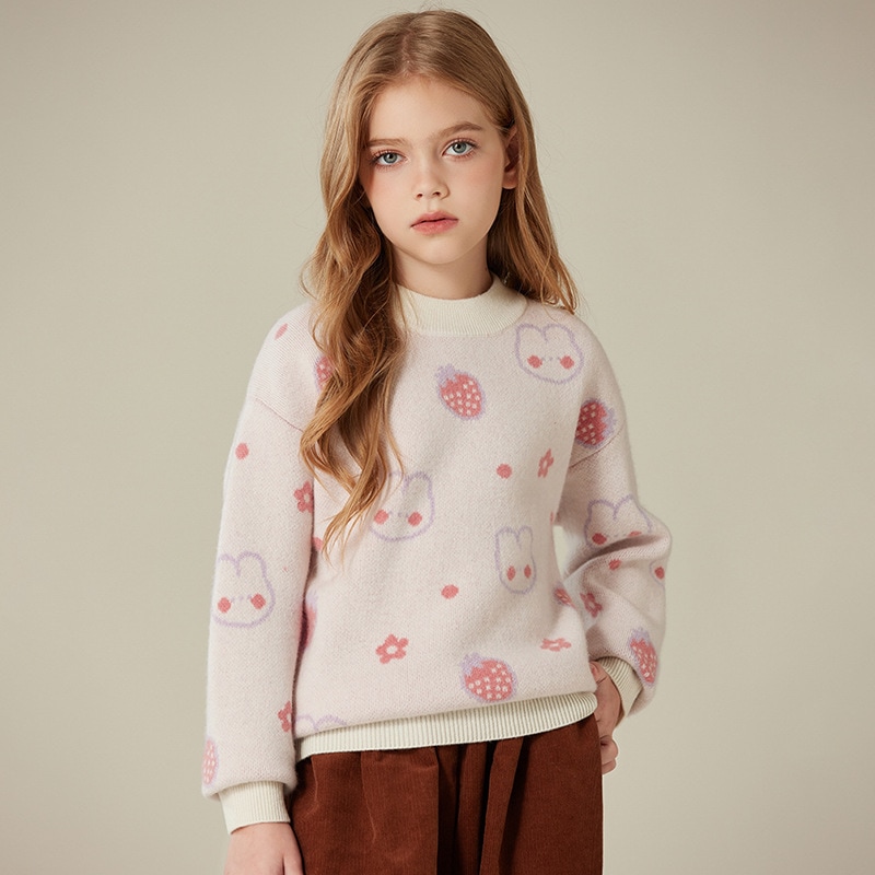 赤ちゃんの子供のモデルのカシミヤの厚いプルオーバーのかわいい漫画のイチゴのウサギの丸首のニットの長袖のセーター