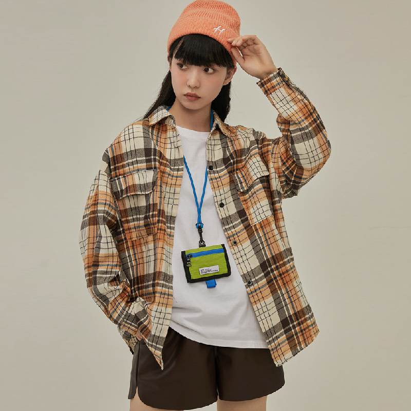 チェックシャツ トップス シャツ 長袖 襟付き ポケット 前開き 綿 コットン かわいい カジュアル おしゃれ レトロ ルーズ 存在感 チェック柄 秋 10代 レディース 女性用 通勤 学生 通学 デ