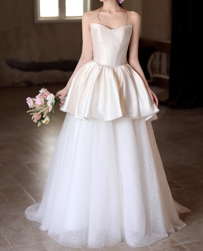 ウェディングドレス ベアトップ プリンセスライン バックリボン 編み上げ エレガント 結婚式