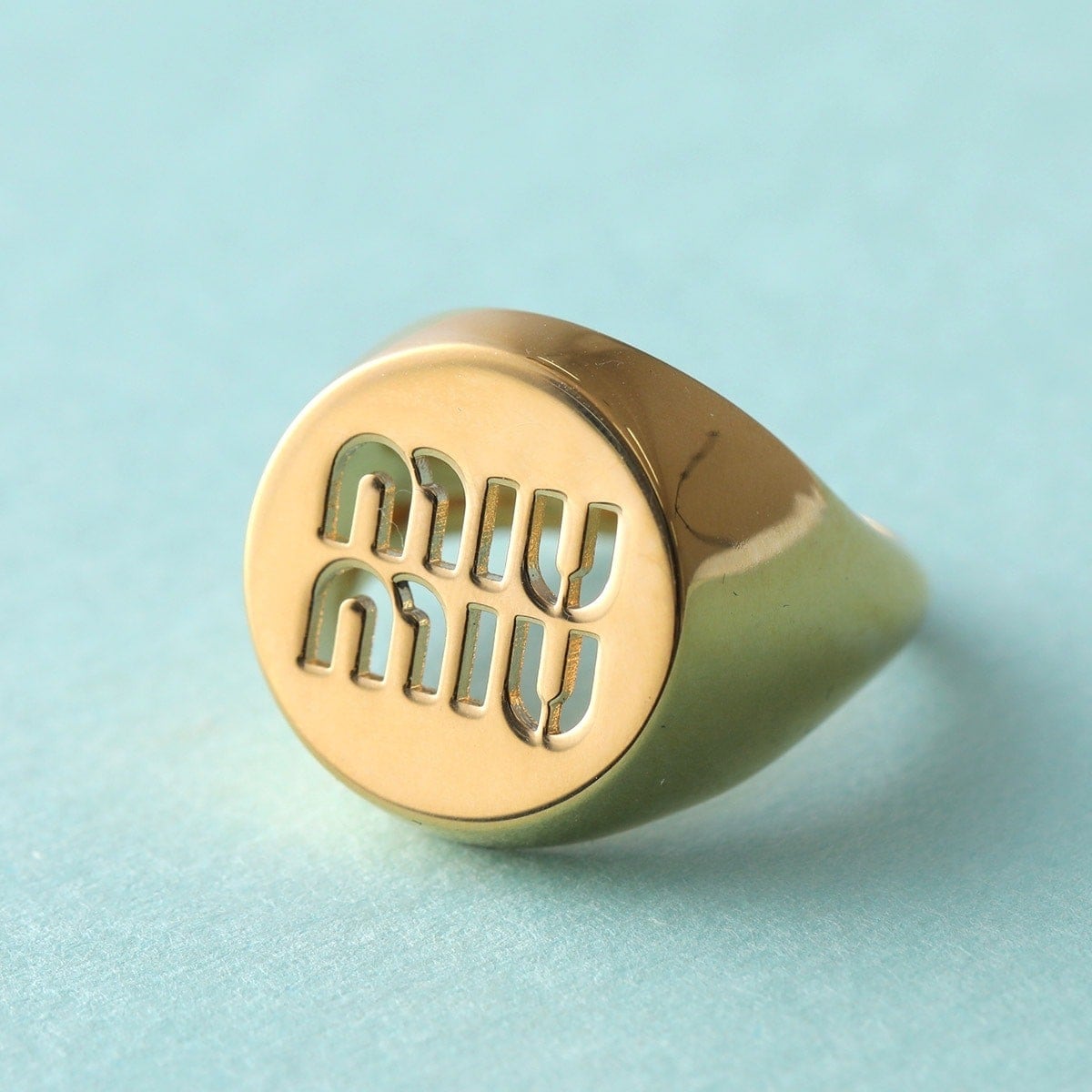 MIUMIU ミュウミュウ リング 5IA046 2DTU レディース シグネットリング 指輪 アクセサリー ブラス ロゴ F0056/ORO