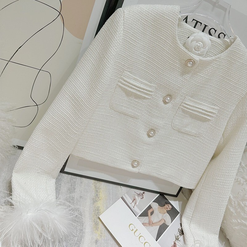 ジャケット 上着 レディース ノーカラージャケット ショート 長袖 ラウンドネック ノーカラー スリム 細身 ストレート フェミニン もこもこ ふわふわ ポケット 前開き ボタン ファー ツイード