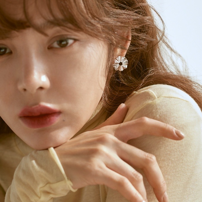 船尾キムソヒョン着用Joli Small Flare Earrings/韓国の人気ブランド 韓国正規品 韓国の人気商品 韓国ファッション 韓国ジュエリー デイリーアクセサリー SNSで人気 韓国