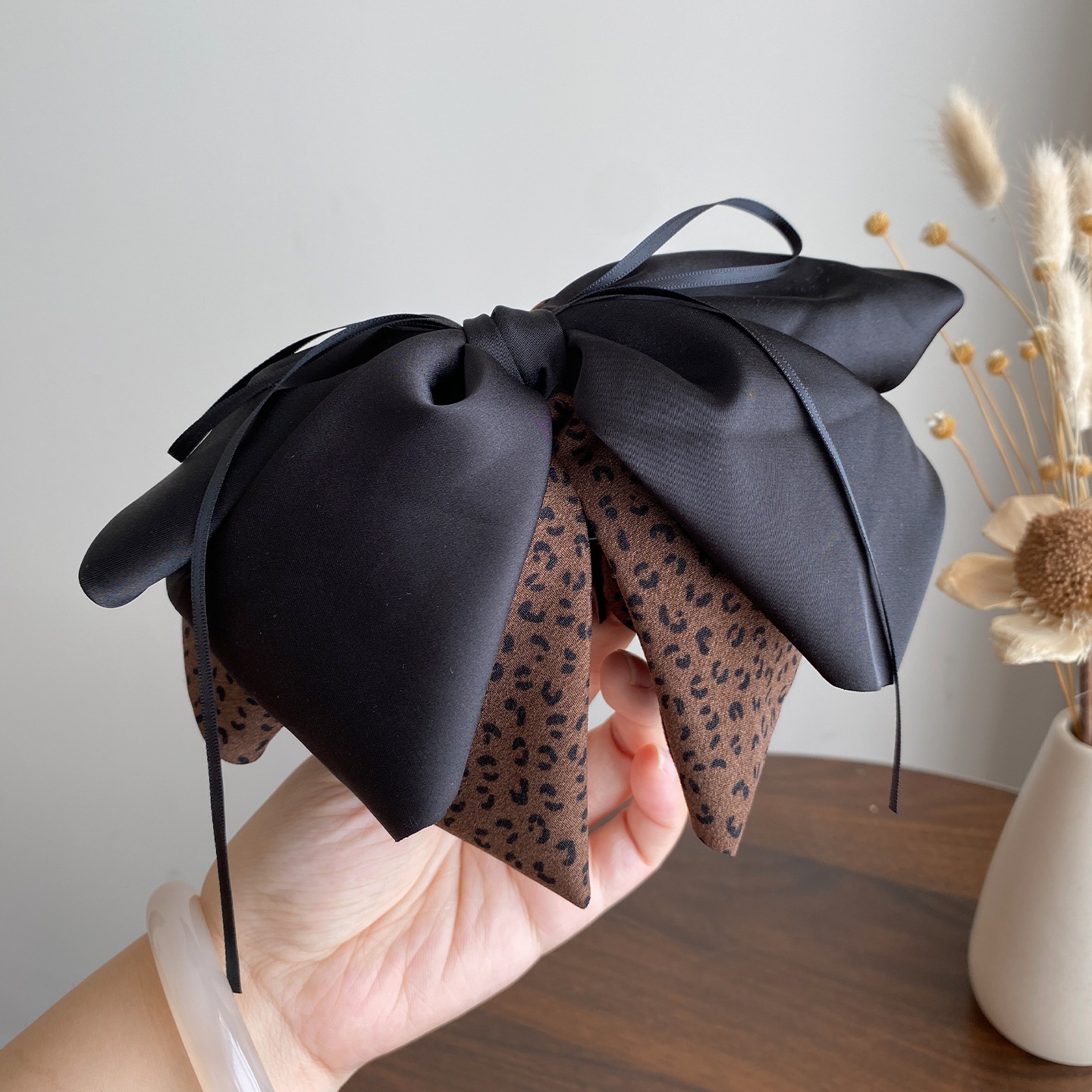 【1点ご購入 で10点プレゼントいたします】黒のリボンヒョウ柄サテンリボンのポニーテールクリップおしゃれな雰囲気の後頭部のツイストクリップ
