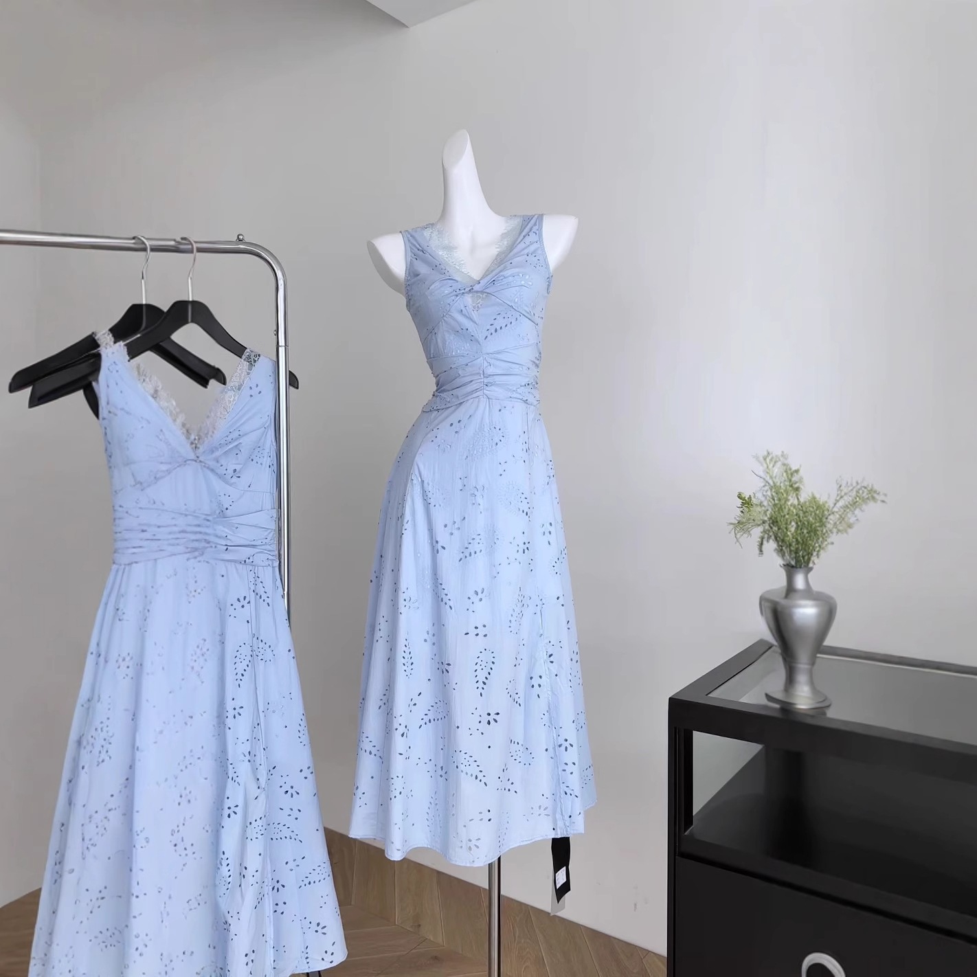 【急速出荷】重工業霧藍島模造刺繍透かしプリントレースウエストバンド露背バンドワンピース 5,578円