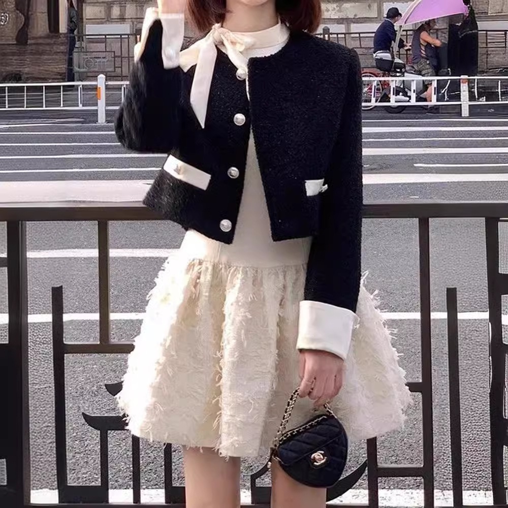 シャネル風のスタイリッシュなレディース ツーピース スーツ: ショート丈の織りツイード ジャケットとハイウエストのスリム ドレス春と秋に最適です