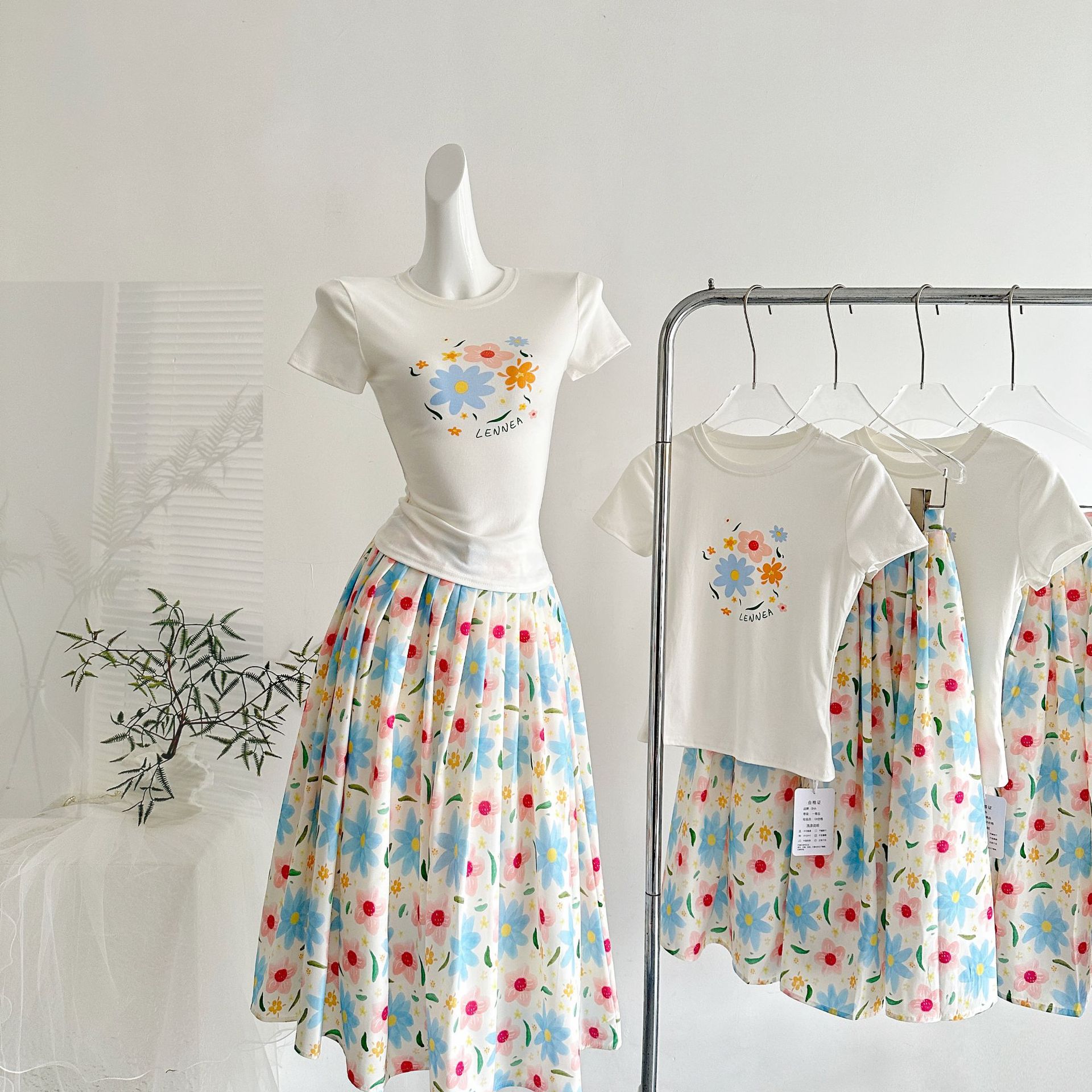 半袖プリントTシャツ 花柄プリーツスカート 甘め 春 ユニーク セットアップ