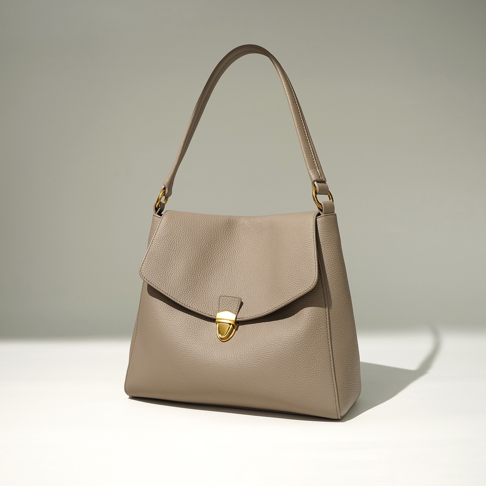 【本革/3カラー/キーホルダーを贈る】トートバッグ　韓国ファッション 大人気レディーストートバッグ ショルダーバック ハンドバッグ 韓国風トートバッグ 便利大容量 通勤通学推し活