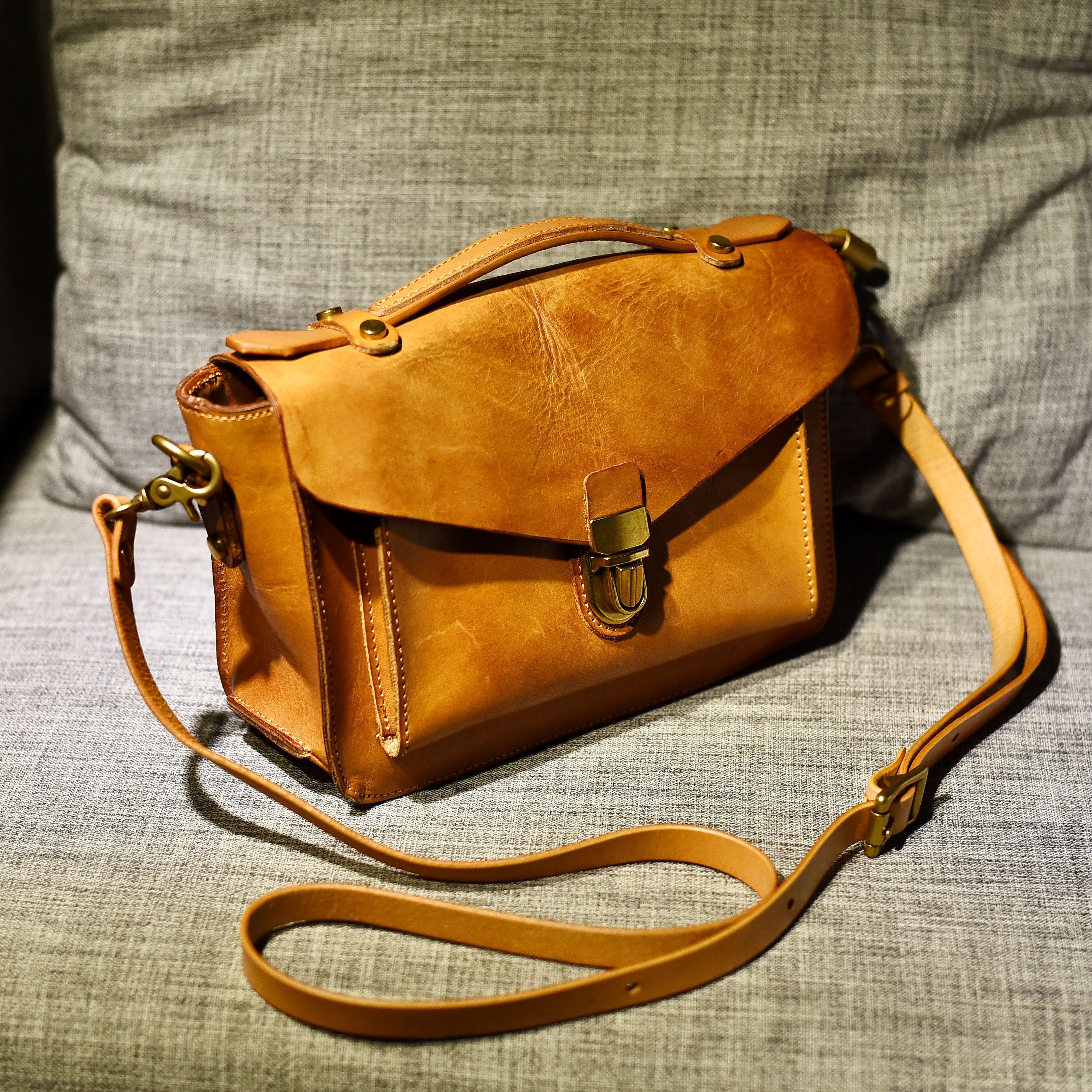 レトロな手作りなめし牛革のカップルモデル郵便配達バッグカレッジ風ショルダーバッグ本革ケンブリッジ文芸バッグ 8,205円