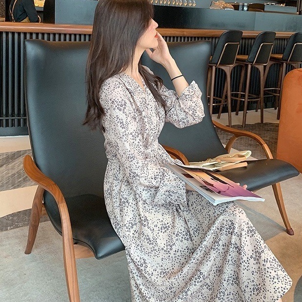 ミモレ丈ワンピース ワンピース 長袖 ひざ丈 花柄 Ｖライン リゾート 韓国 レディース オルチャン アプリコット 黒 白 個性的 おしゃれ お洒落 フェミニン セクシー かっこいい