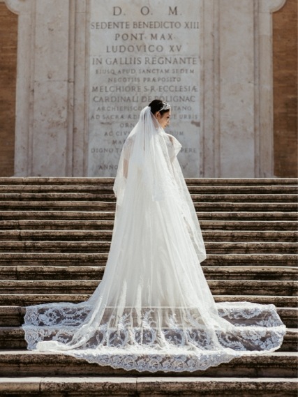 実例写真！ロングベール 魅惑の花レース シアーな美しさ 華やかなトレーン オフホワイト 前撮り