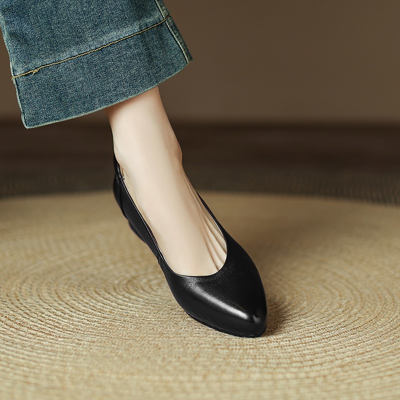 2025年春ライトラグジュアリーシープスキンおばあちゃんの靴を尖らせるつま先の厚いヒールルルルルルルルルル靴汎用ハイヒール女性 r n2