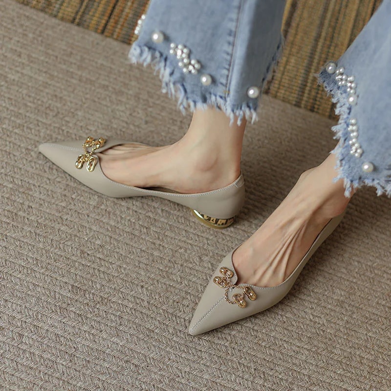 ヒールパンプス 韓国ファッション おしゃれ ポインテッド 金属 フラットシューズ カジュアル OL通勤 百掛け 質感 ワンペダルシューズ トットちゃん ローファー 今年の流行30%制限